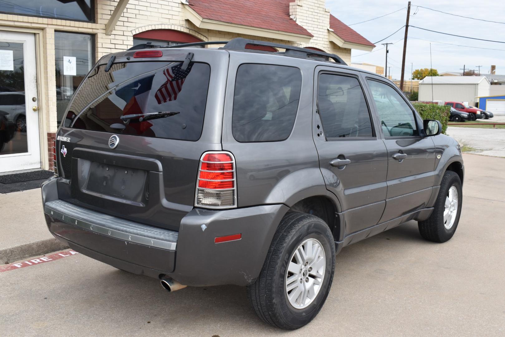 2005 Gray /Black Mercury Mariner Convenience 2WD (4M2YU56Z15D) with an 2.3L L4 DOHC 16V engine, 4-Speed Automatic transmission, located at 5925 E. BELKNAP ST., HALTOM CITY, TX, 76117, (817) 834-4222, 32.803799, -97.259003 - Purchasing a 2005 Mercury Mariner Convenience 2WD can be a wise choice for several reasons: Affordability: The 2005 Mercury Mariner Convenience 2WD is often available at a reasonable price point, making it an attractive option for budget-conscious buyers. Compact SUV Practicality: As a compact - Photo#6